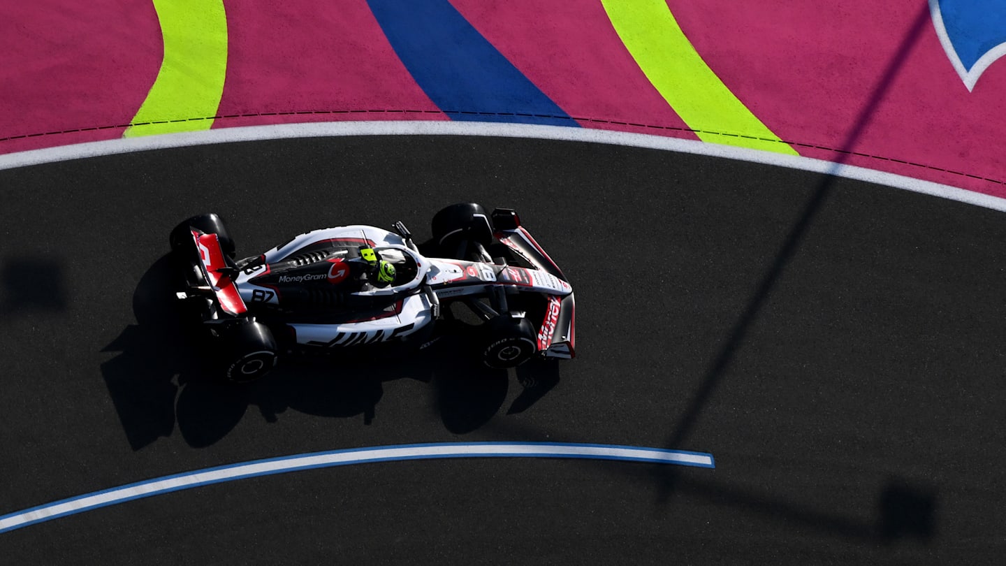 JEDDAH, Arabia Saudita - 18 DE ABRIL: Oliver Bearman de Gran Bretaña conduciendo el (87) Haas F1 VF-25