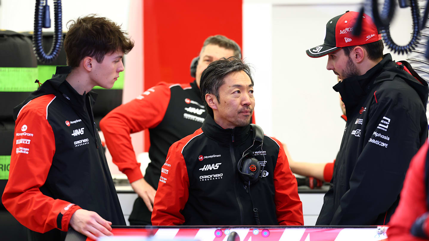 BAHRAIN, BAHRAIN - FEBRUARY 26: Oliver Bearman of Great Britain and Haas F1, Ayao Komatsu, Team