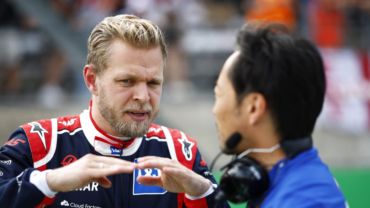 AUSTIN, TEXAS - OCTOBER 23: Kevin Magnussen of Denmark and Haas F1 talks with Ayao Komatsu on the