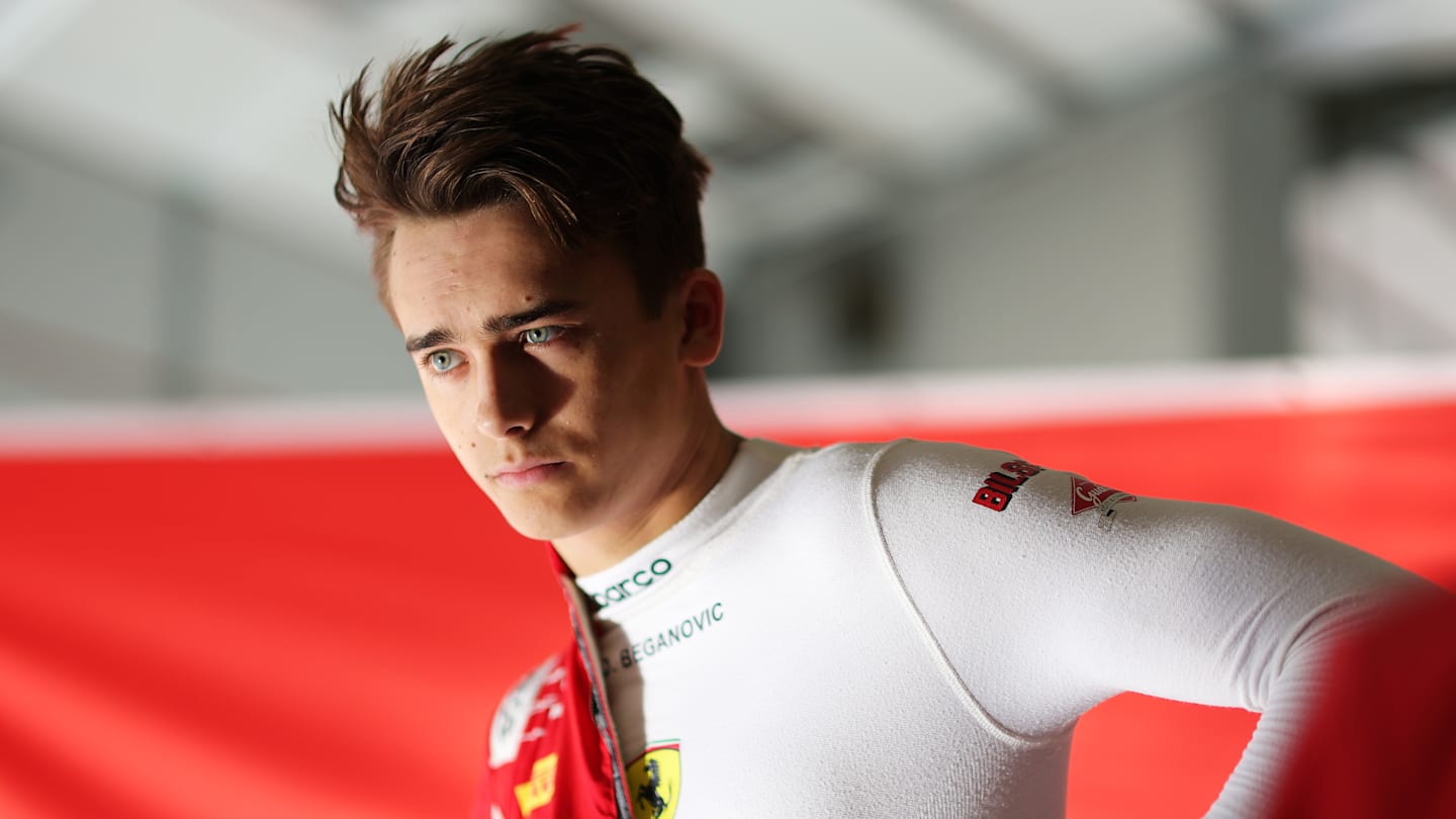 IMOLA, ITALIA - 23 DE OCTUBRE: Dino Beganovic de Suecia y PREMA Racing (1) se prepara para conducir en el