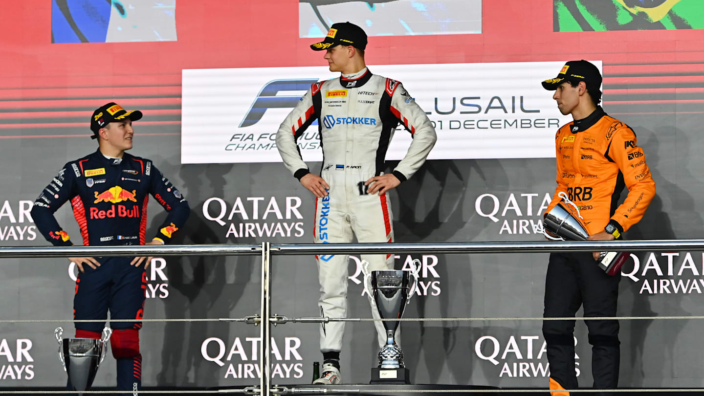 LUSAIL CITY, QATAR - 01 DE DICIEMBRE: El ganador de la carrera, Paul Aron, de Estonia, y Hitech Pulse-Eight (17),