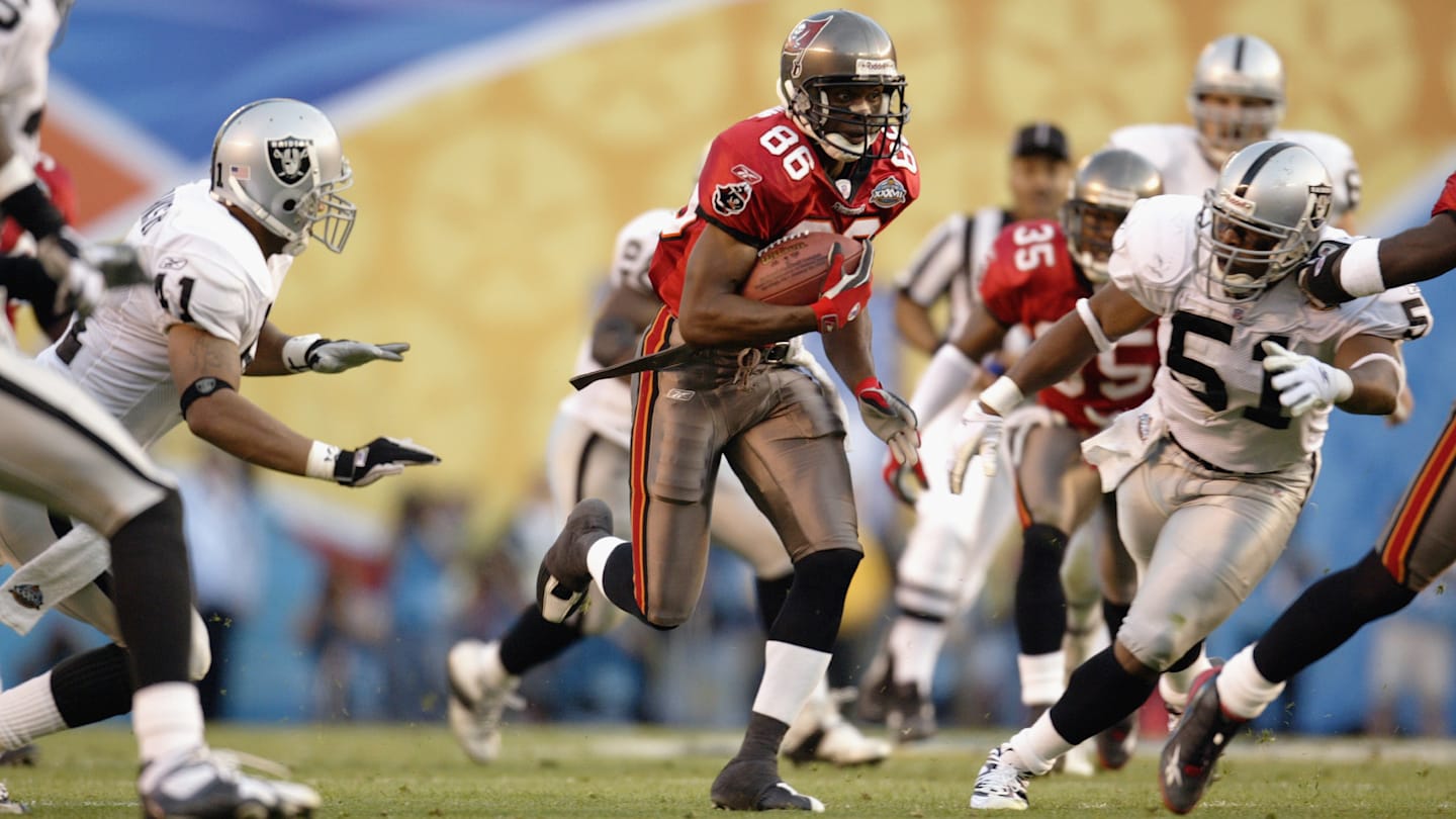 SAN DIEGO - JANUARY 26:  Karl Williams #86 of the Tampa Bay Buccaneers returns the punt 25 yards to