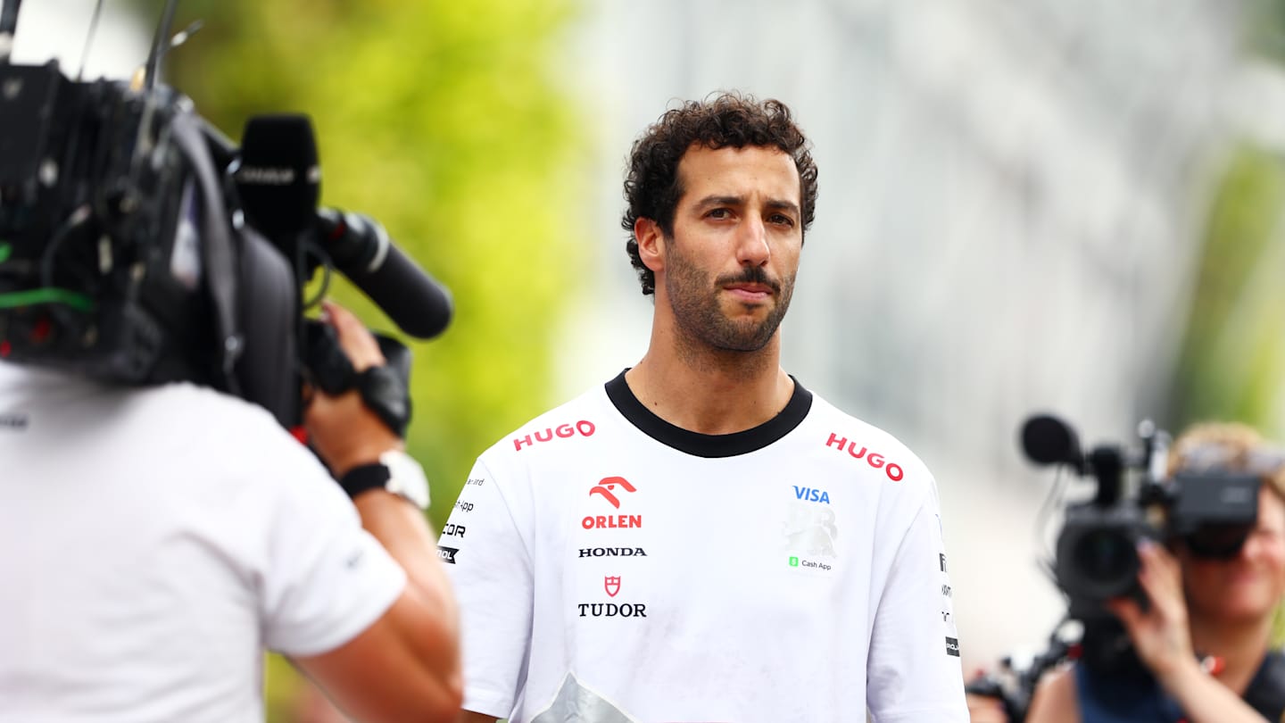 SINGAPORE, SINGAPORE - SEPTEMBER 19: Daniel Ricciardo of Australia and Visa Cash App RB walks in