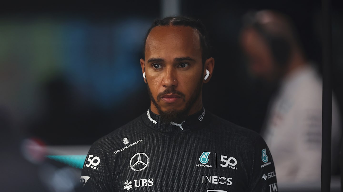 SINGAPUR, SINGAPUR - 21 DE SEPTIEMBRE: Lewis Hamilton de Gran Bretaña y Mercedes se prepara para conducir