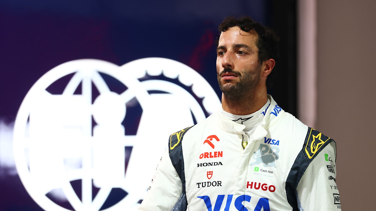 SINGAPORE, SINGAPORE - SEPTEMBER 21: 17th placed qualifier Daniel Ricciardo of Australia and Visa