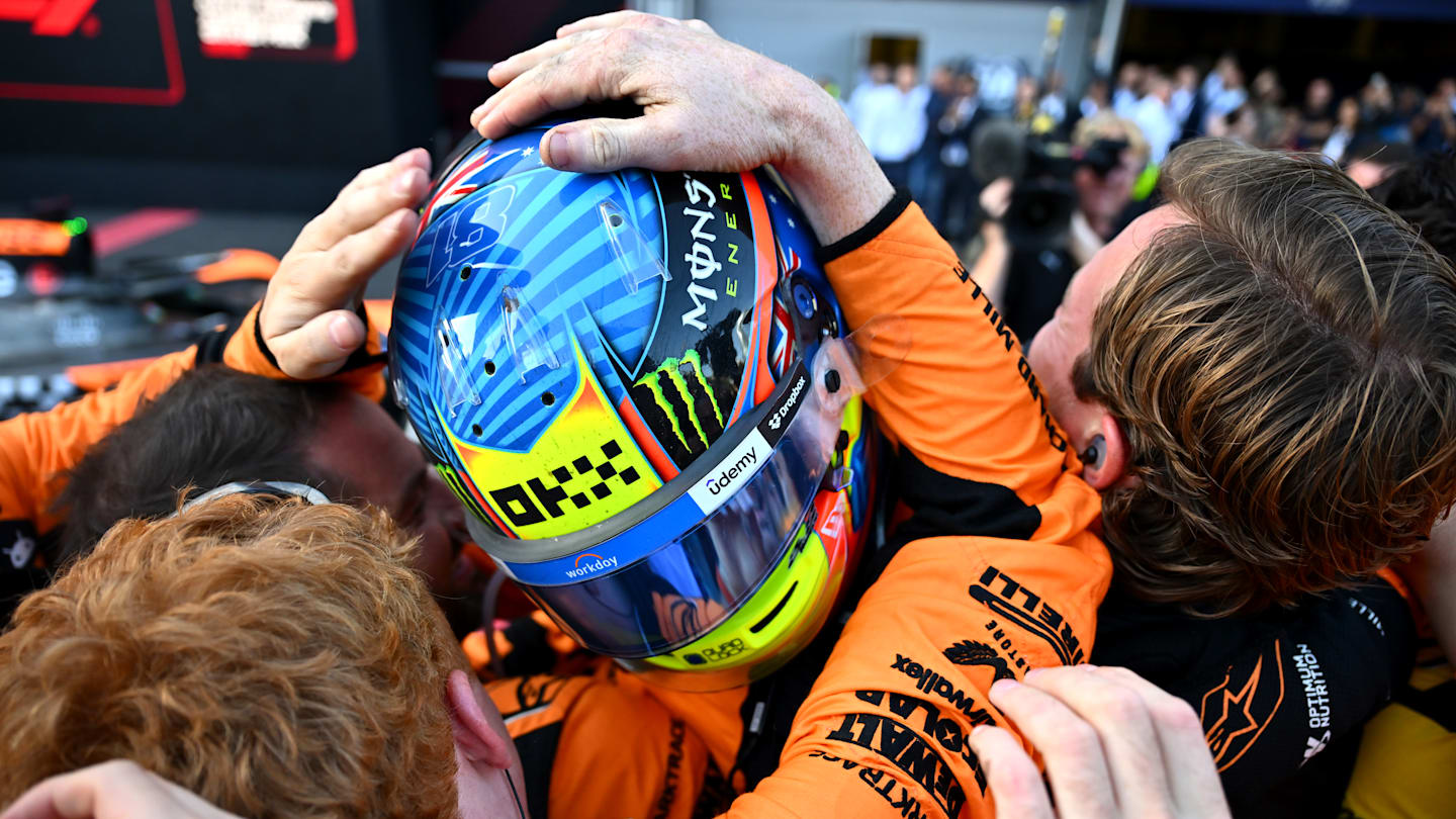 BAKU, AZERBAIYÁN - 15 DE SEPTIEMBRE: El ganador de la carrera Oscar Piastri de Australia y McLaren celebra en