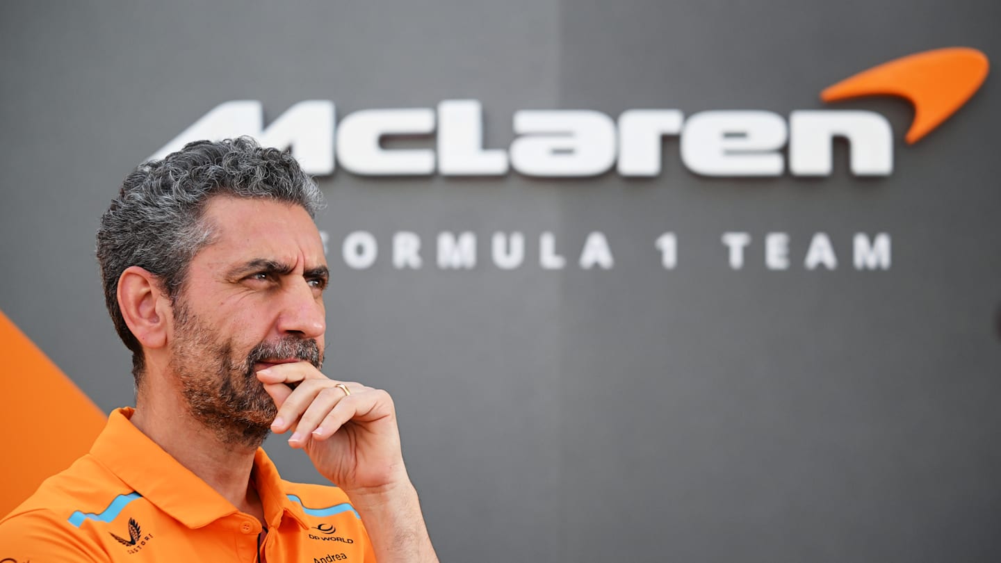 BAKU, AZERBAIYÁN - 12 DE SEPTIEMBRE: El director del equipo McLaren, Andrea Stella, observa en el paddock