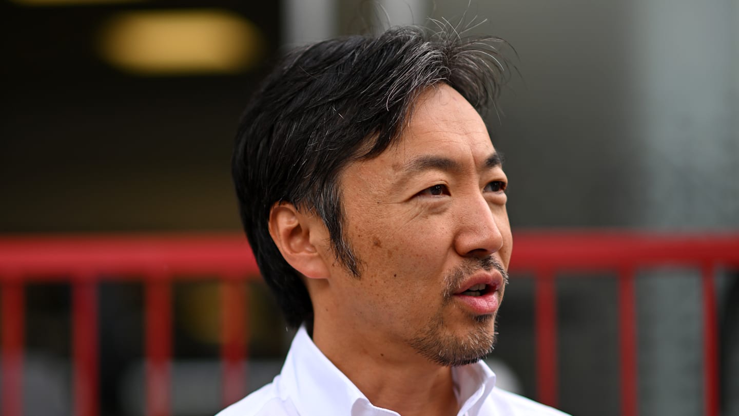 BAKU, AZERBAIYÁN - 14 DE SEPTIEMBRE: El director del equipo Haas F1, Ayao Komatsu, observa en el Paddock antes