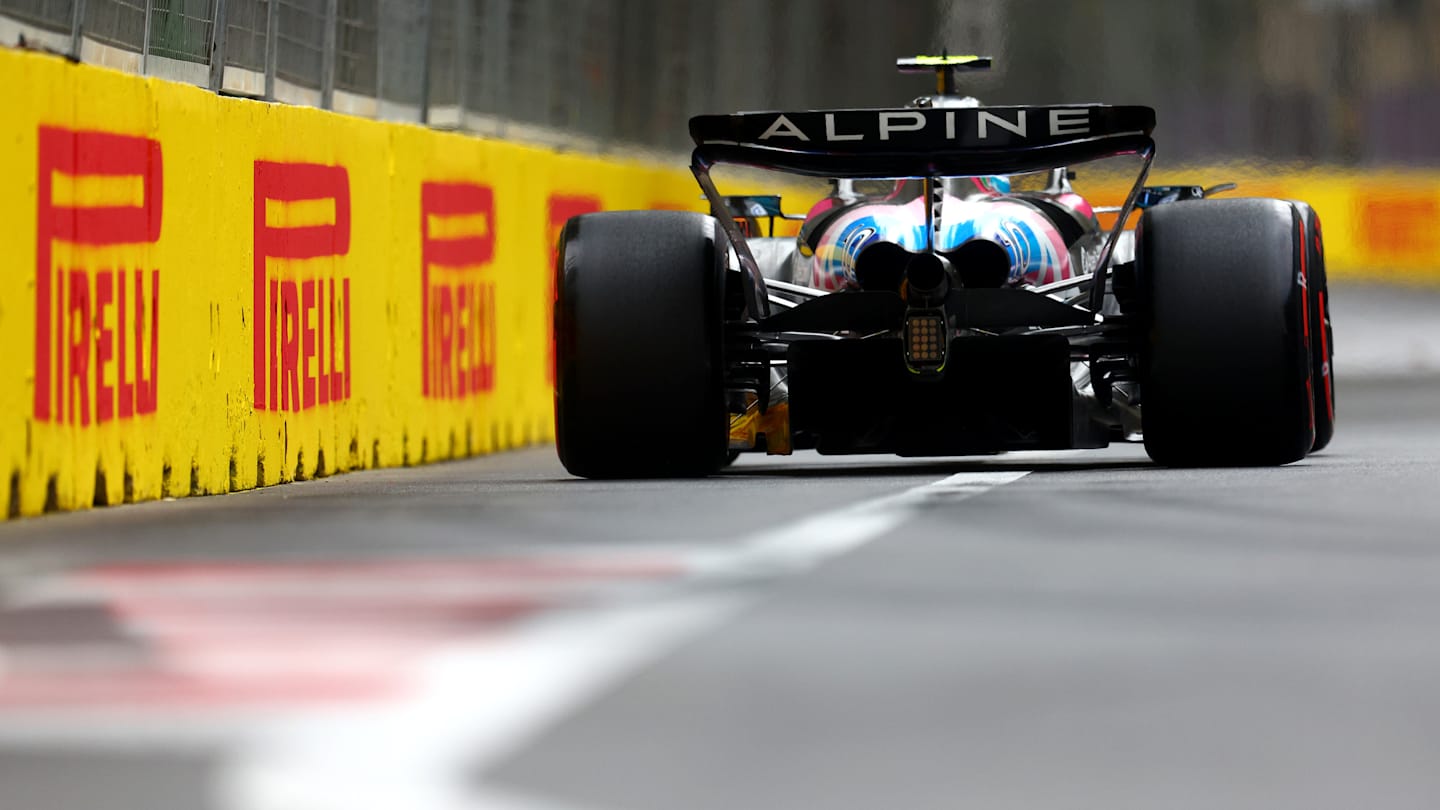 BAKU, AZERBAIYÁN - 14 DE SEPTIEMBRE: Pierre Gasly de Francia conduciendo el (10) Alpine F1 A524 Renault en