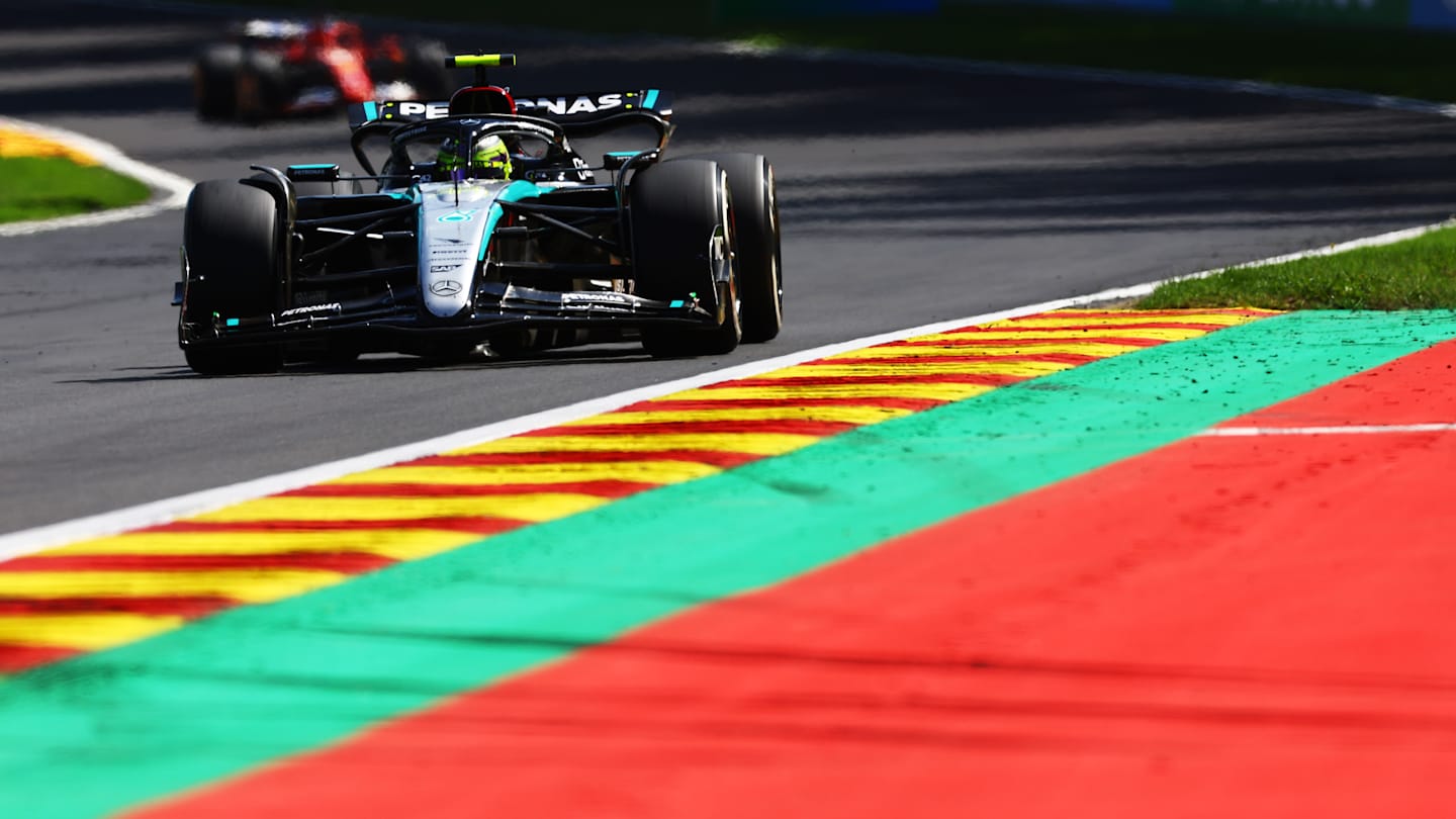 SPA, BÉLGICA - 28 DE JULIO: Lewis Hamilton de Gran Bretaña al volante del (44) Mercedes AMG Petronas F1