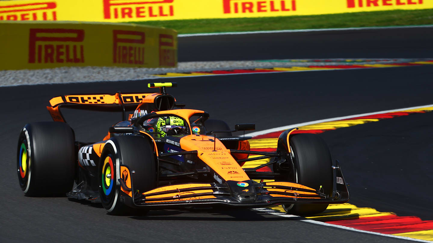 SPA, BÉLGICA - 28 DE JULIO: Lando Norris de Gran Bretaña conduciendo el (4) McLaren MCL38 Mercedes en