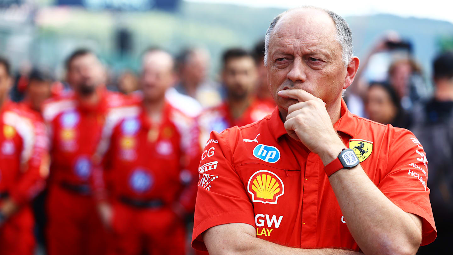 SPA, BÉLGICA - 28 DE JULIO: El director del equipo Ferrari, Frederic Vasseur, observa desde la parrilla antes del