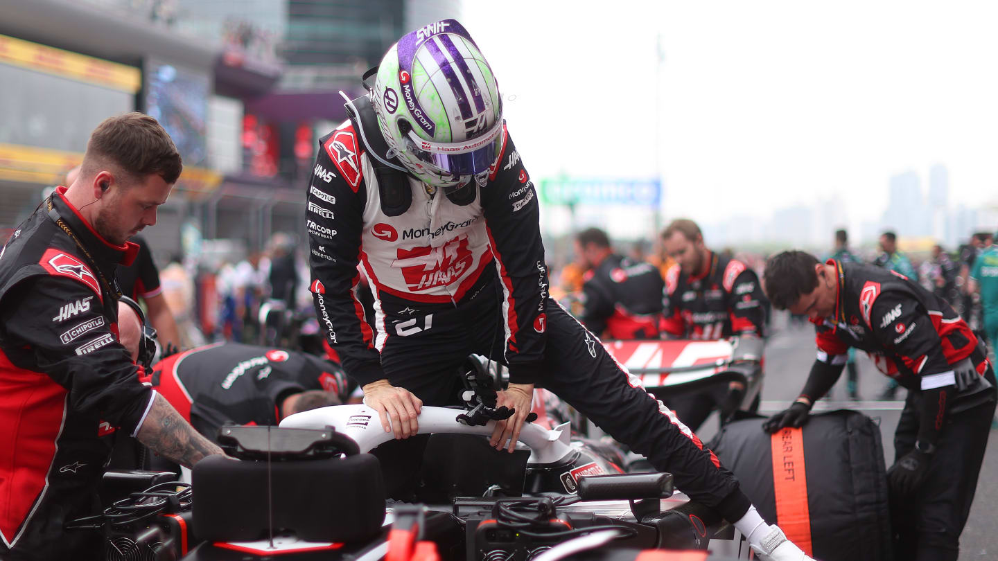 SHANGHAI, CHINA - 21 DE ABRIL: Nico Hulkenberg de Alemania y Haas F1 en la parrilla antes de la F1