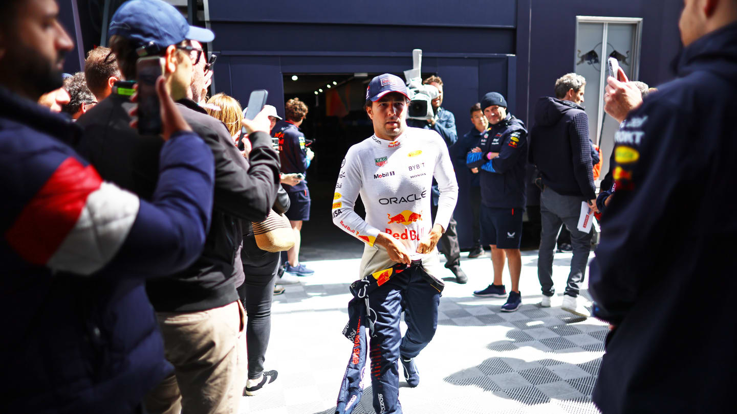 NORTHAMPTON, INGLATERRA - 06 DE JULIO: Sergio Pérez de México y Oracle Red Bull Racing caminan hacia el