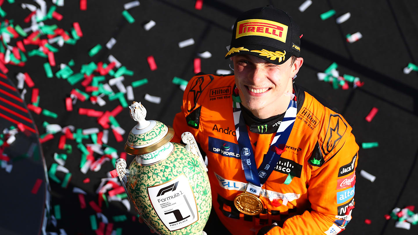 BUDAPEST, HUNGRÍA - 21 DE JULIO: El ganador de la carrera, Oscar Piastri de Australia y McLaren, celebra su