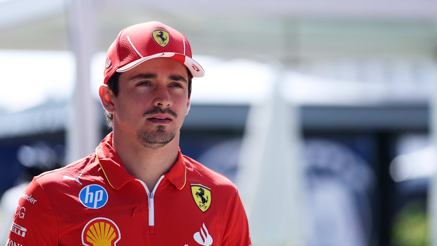 BUDAPEST, HUNGRÍA - 18 DE JULIO: Charles Leclerc de Mónaco y Ferrari camina por el Paddock durante
