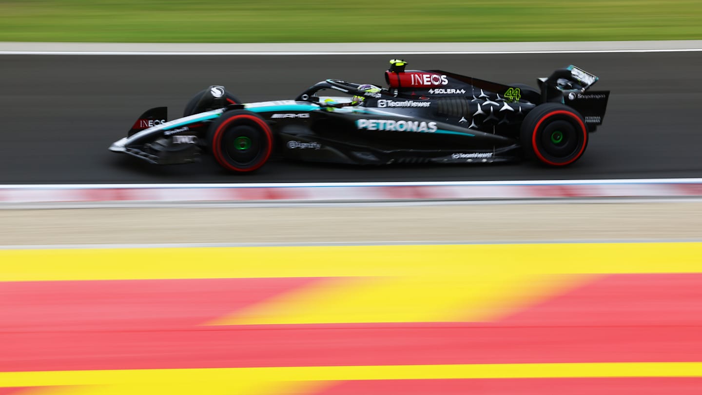 BUDAPEST, Hungría - 20 DE JULIO: Lewis Hamilton de Gran Bretaña conduce el Mercedes AMG Petronas (44)