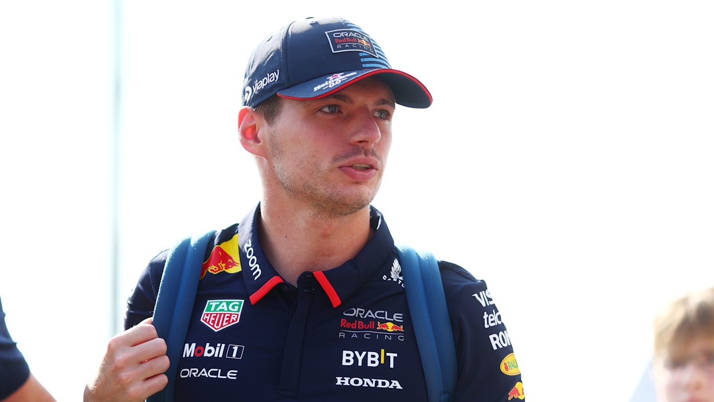 MONZA, ITALIA - 01 DE SEPTIEMBRE: Max Verstappen de los Países Bajos y Oracle Red Bull Racing camina en