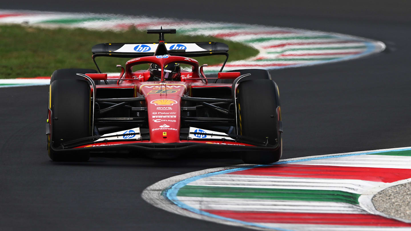 MONZA, ITALIA - 01 DE SEPTIEMBRE: Charles Leclerc de Mónaco conduce el (16) Ferrari SF-24 en la pista