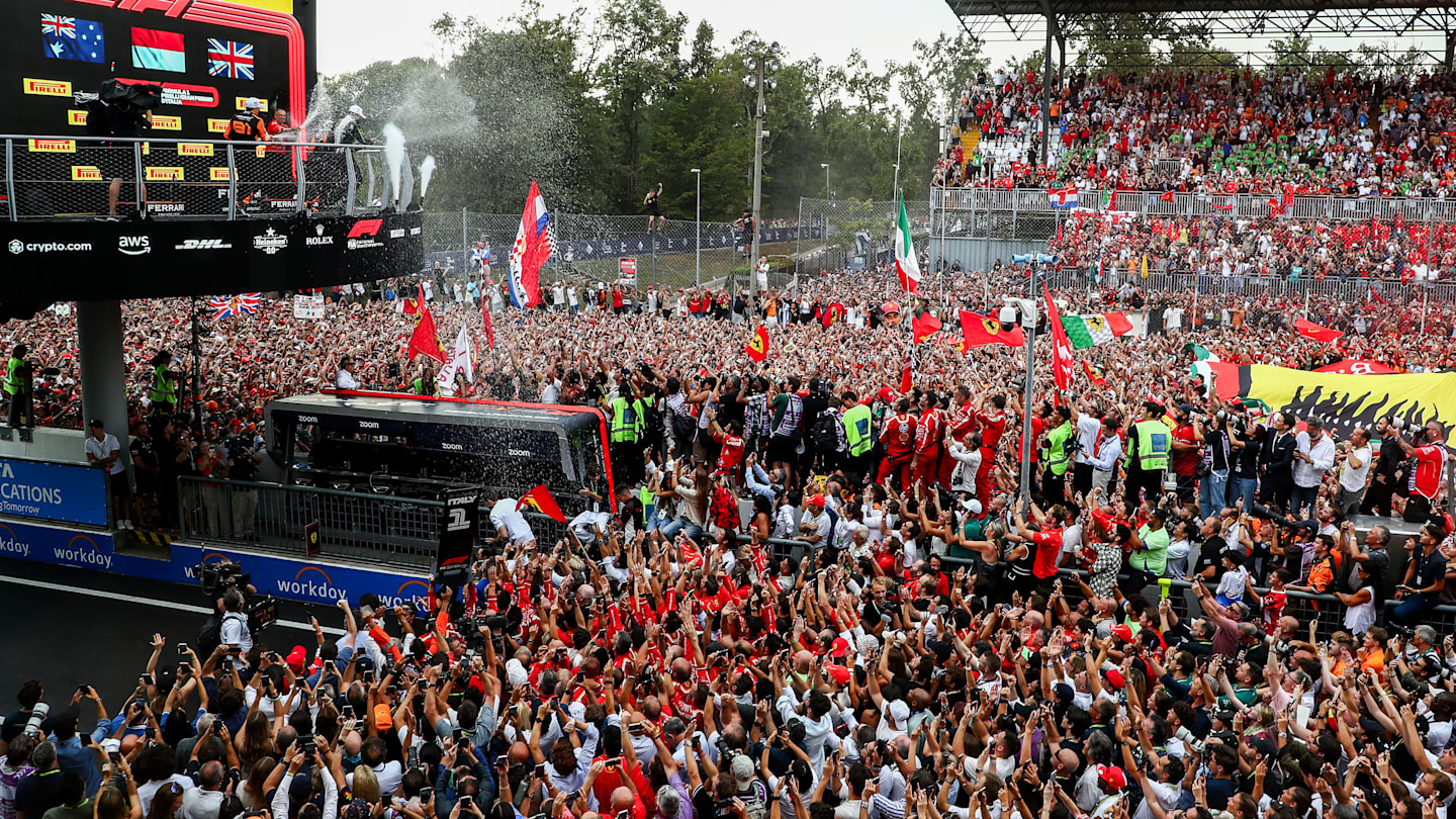 MONZA, ITALIA - 01 DE SEPTIEMBRE: Charles Leclerc de Ferrari y Mónaco celebra ganar en primer lugar