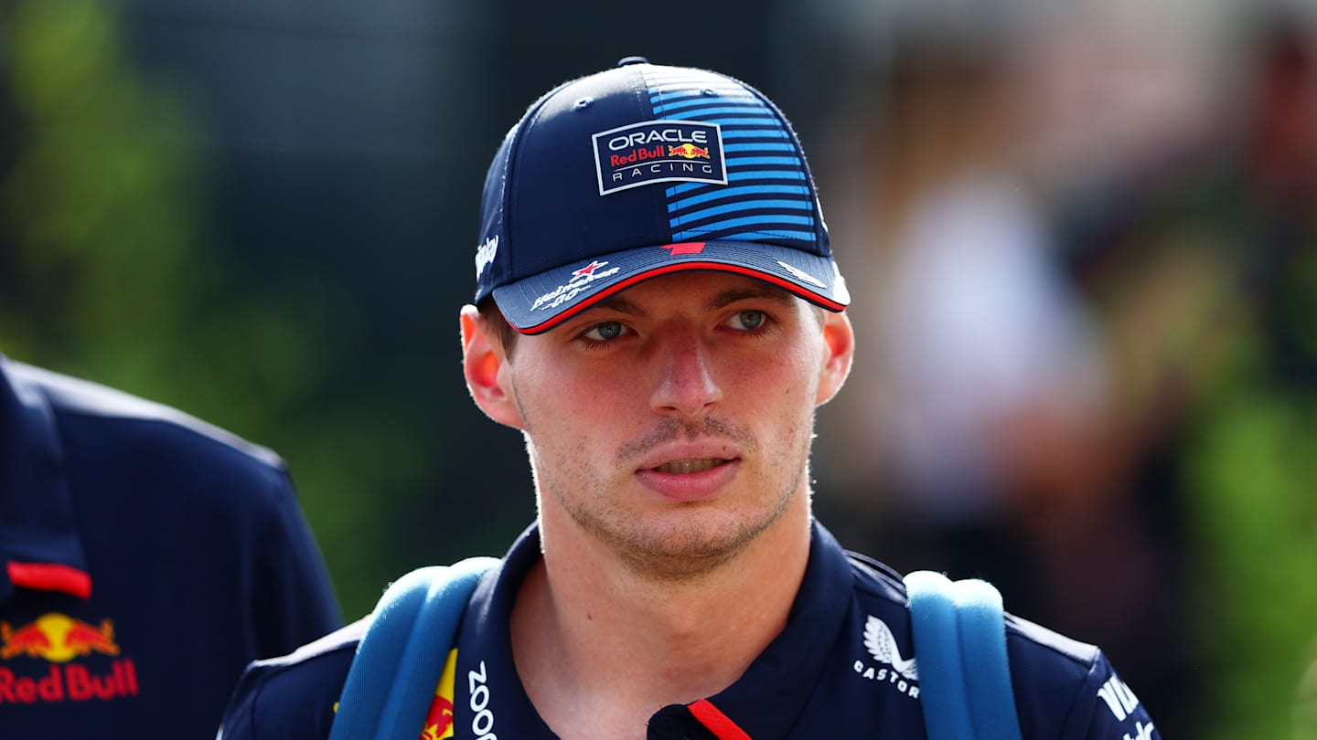 MONZA, ITALIA - 31 DE AGOSTO: Max Verstappen de los Países Bajos y Oracle Red Bull Racing observa en