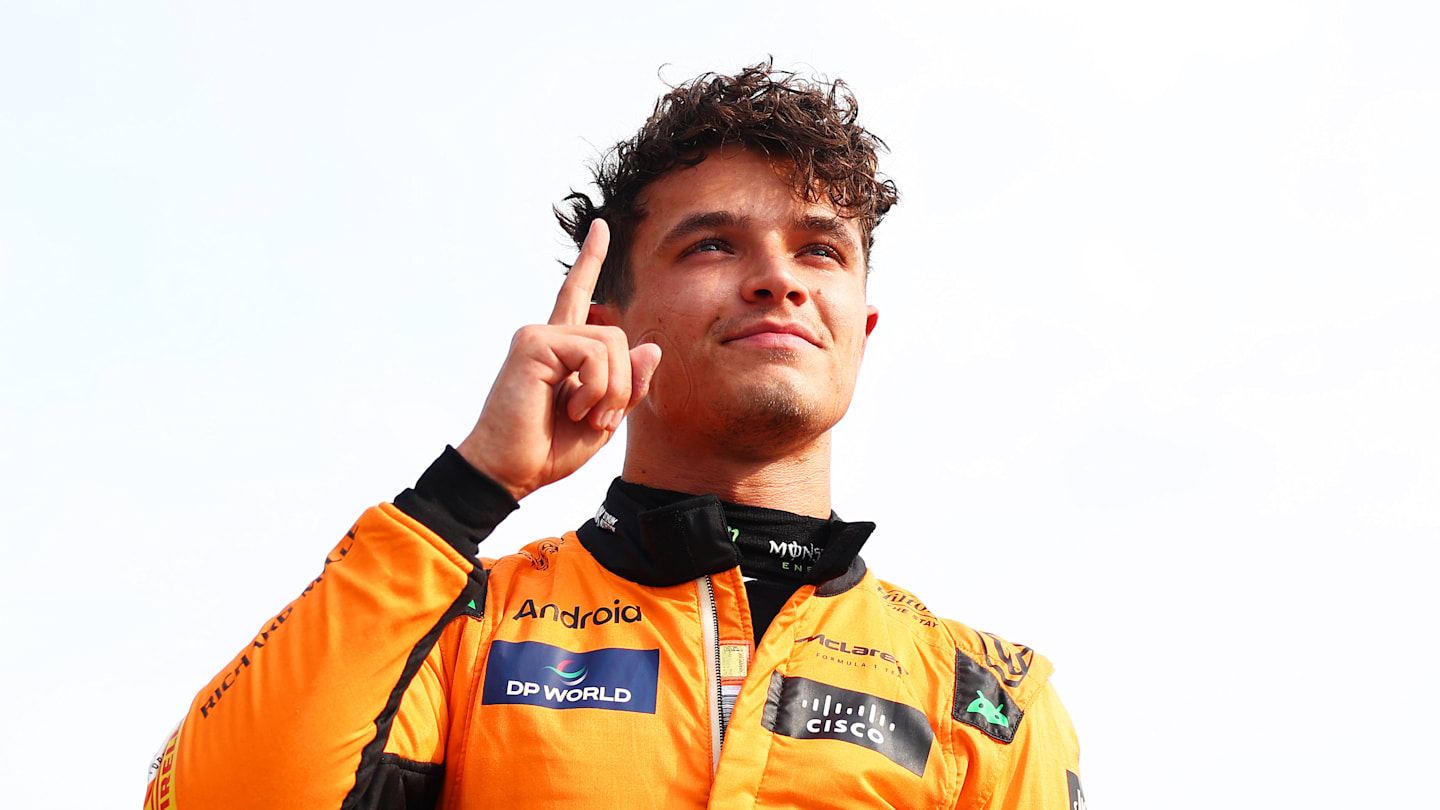 MONZA, ITALIA - 31 DE AGOSTO: El británico Lando Norris, que logró la pole position, y McLaren