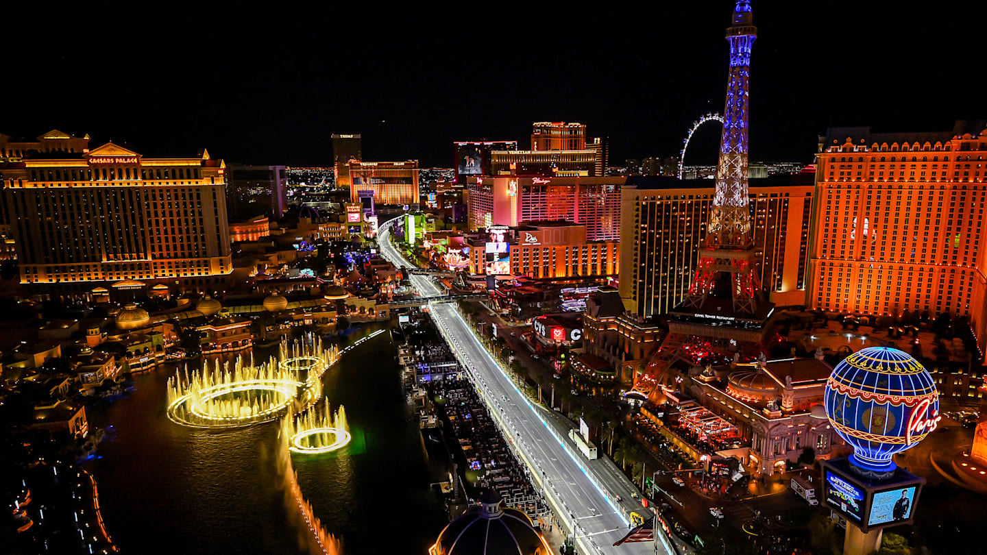 LAS VEGAS, NEVADA - NOVEMBER 23: Yuki Tsunoda of Japan driving the (22) Visa Cash App RB VCARB 01
