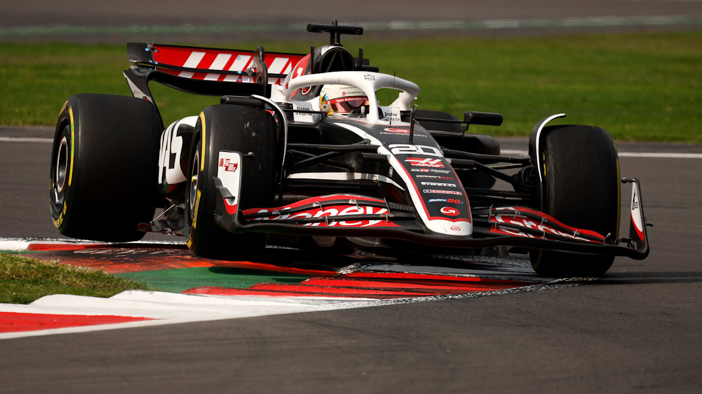 MEXICO CITY, MEXICO - OCTOBER 27: Kevin Magnussen of Denmark driving the (20) Haas F1 VF-24 Ferrari