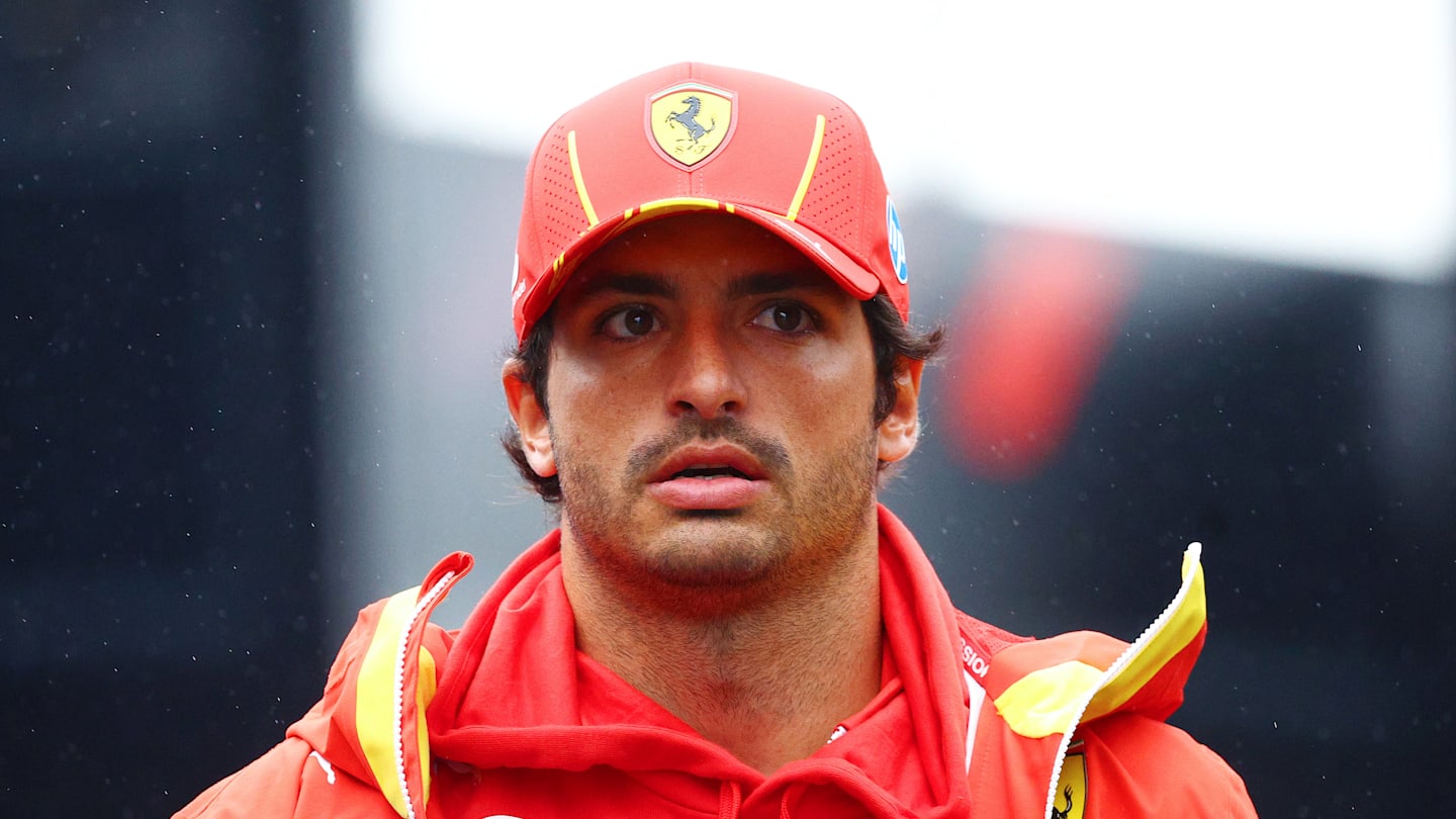 ZANDVOORT, PAÍSES BAJOS - 24 DE AGOSTO: Carlos Sainz de España y Ferrari camina por el Paddock antes de