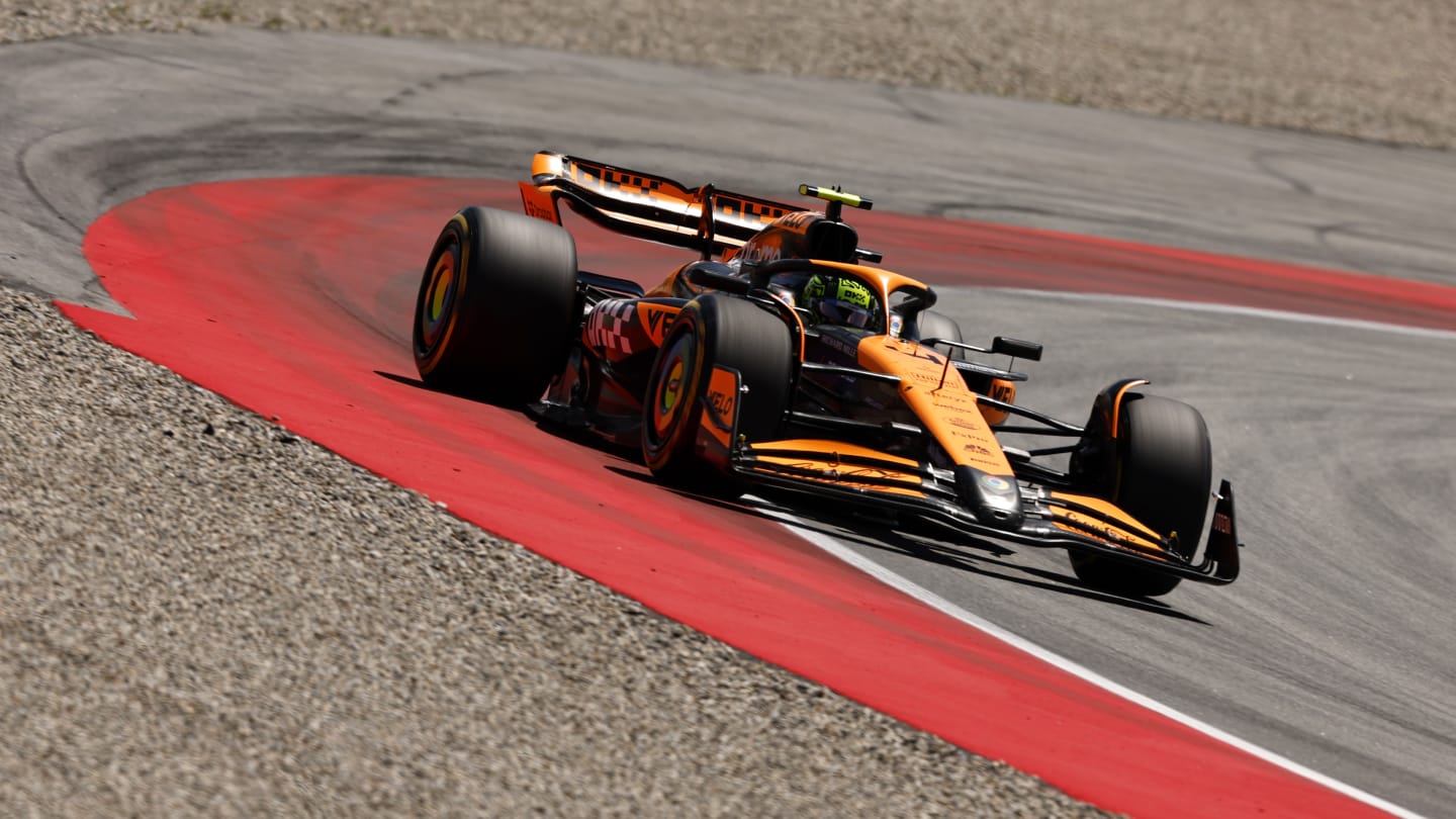 BARCELONA, ESPAÑA - 22 DE JUNIO: Lando Norris de Gran Bretaña conduciendo el (4) McLaren MCL38 Mercedes en