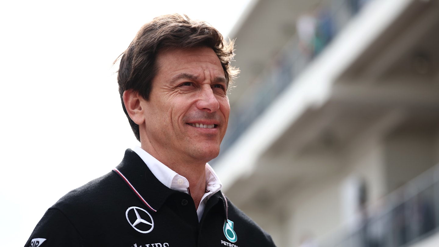 AUSTIN, TEXAS - 18 DE OCTUBRE: El director ejecutivo de Mercedes GP, Toto Wolff, observa en el Paddock antes