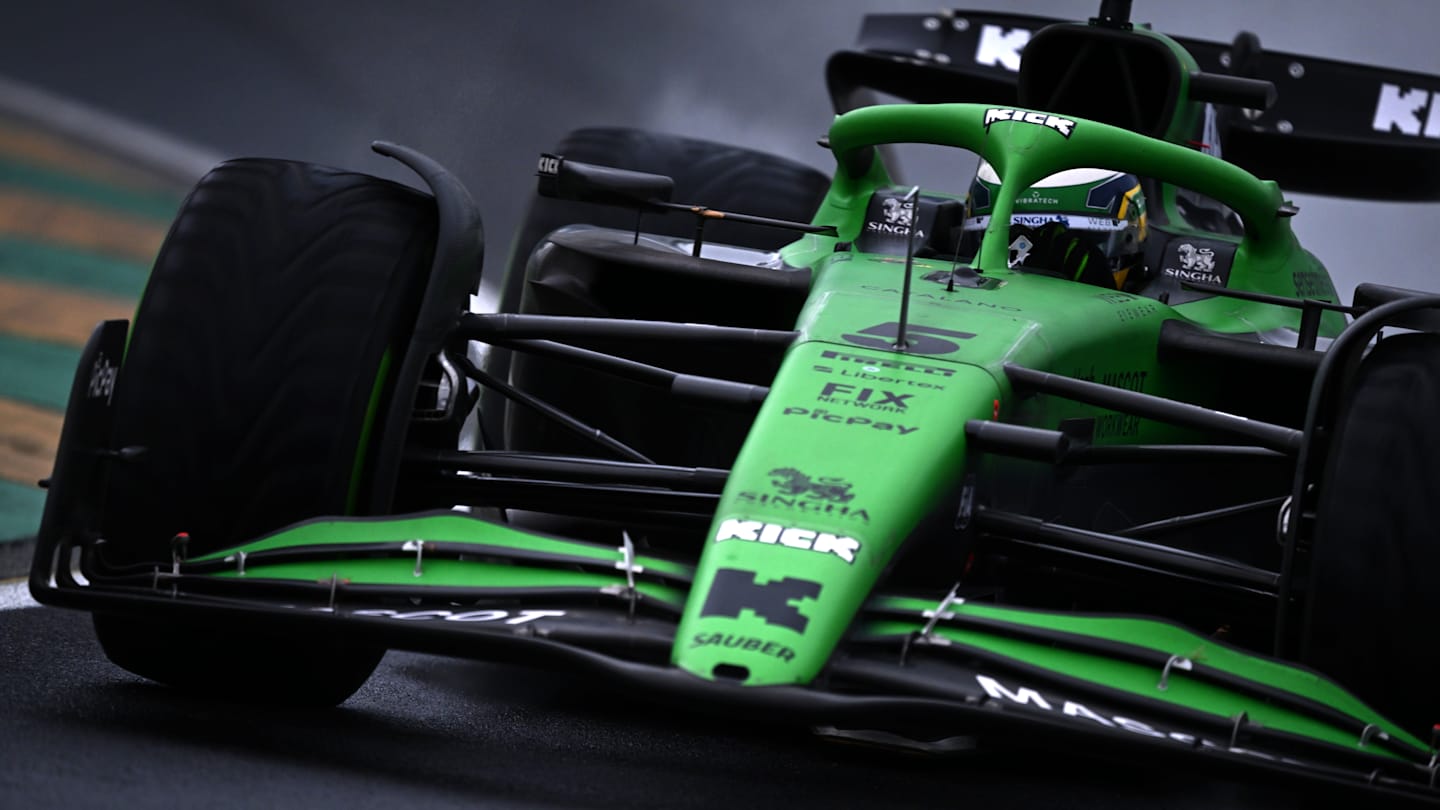MELBOURNE, AUSTRALIA - MARCH 16: Gabriel Bortoleto of Brazil driving the (5) Kick Sauber C45