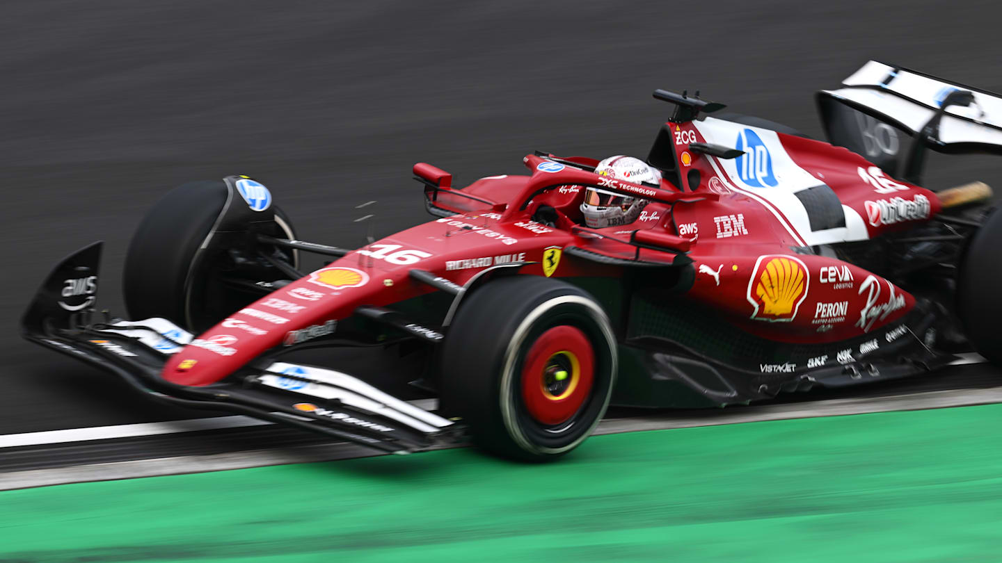 SHANGHAI, CHINA - 23 DE MARZO: Charles Leclerc de Mónaco conduciendo el (16) Scuderia Ferrari SF-25 en