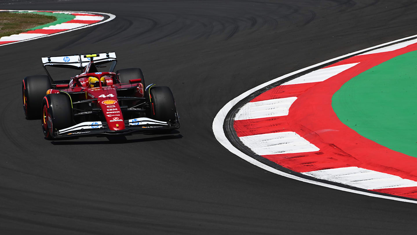 SHANGHAI, CHINA - 21 DE MARZO: Lewis Hamilton de Gran Bretaña conduciendo el (44) Scuderia Ferrari SF-25