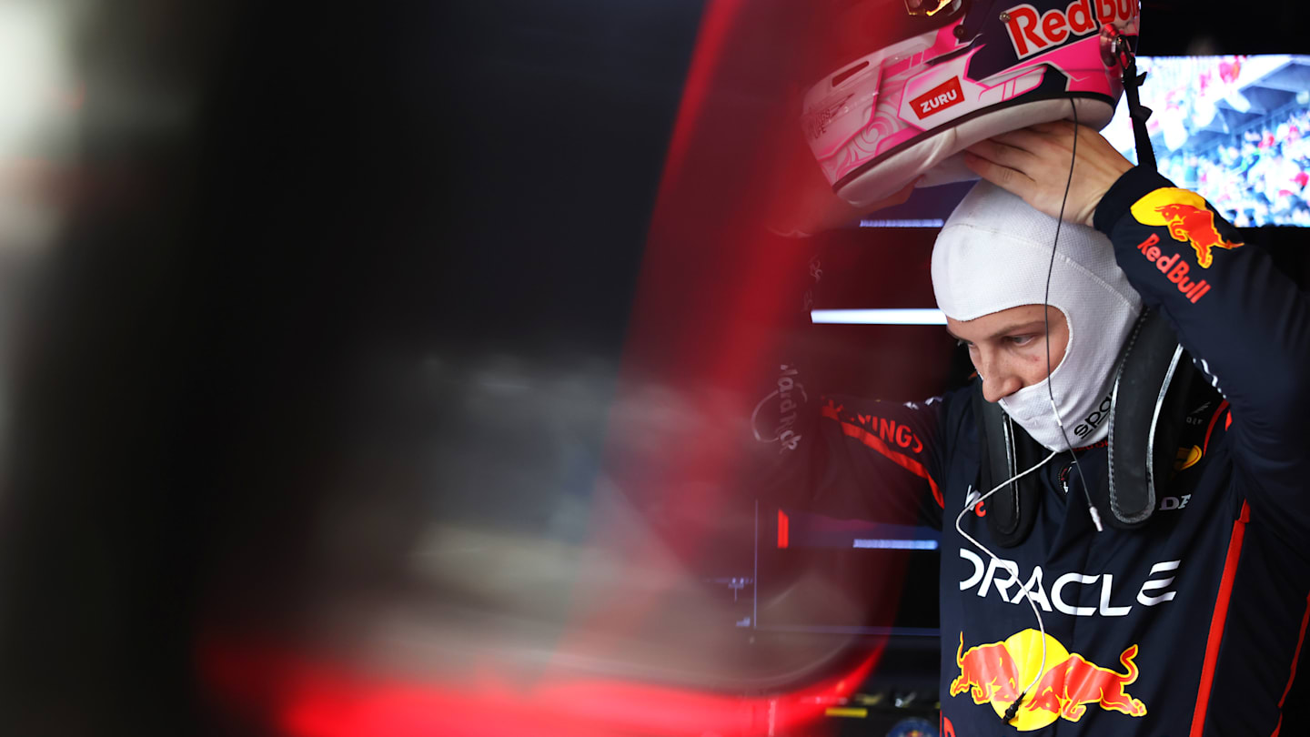 SHANGHAI, CHINA - 22 DE MARZO: Liam Lawson de Nueva Zelanda y Oracle Red Bull Racing se preparan para conducir