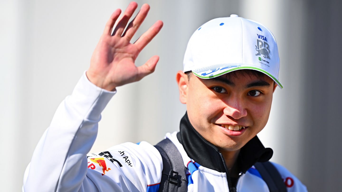 SUZUKA, JAPÓN - 04 DE ABRIL: Ayumu Iwasa de Japón y Visa Cash App Racing Bulls caminan en el Paddock