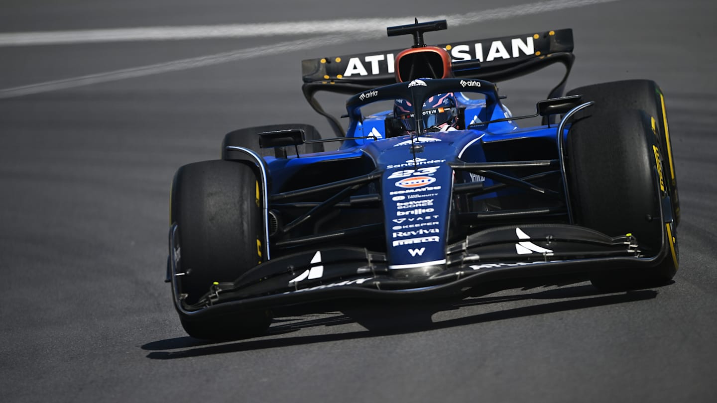MONTREAL, QUEBEC - 15 DE JUNIO: Alexander Albon de Tailandia conduciendo el (23) Williams FW47 Mercedes en