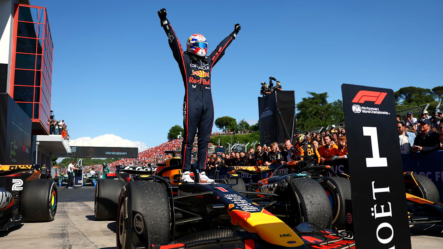 Max Verstappen celebrando su victoria en Imola