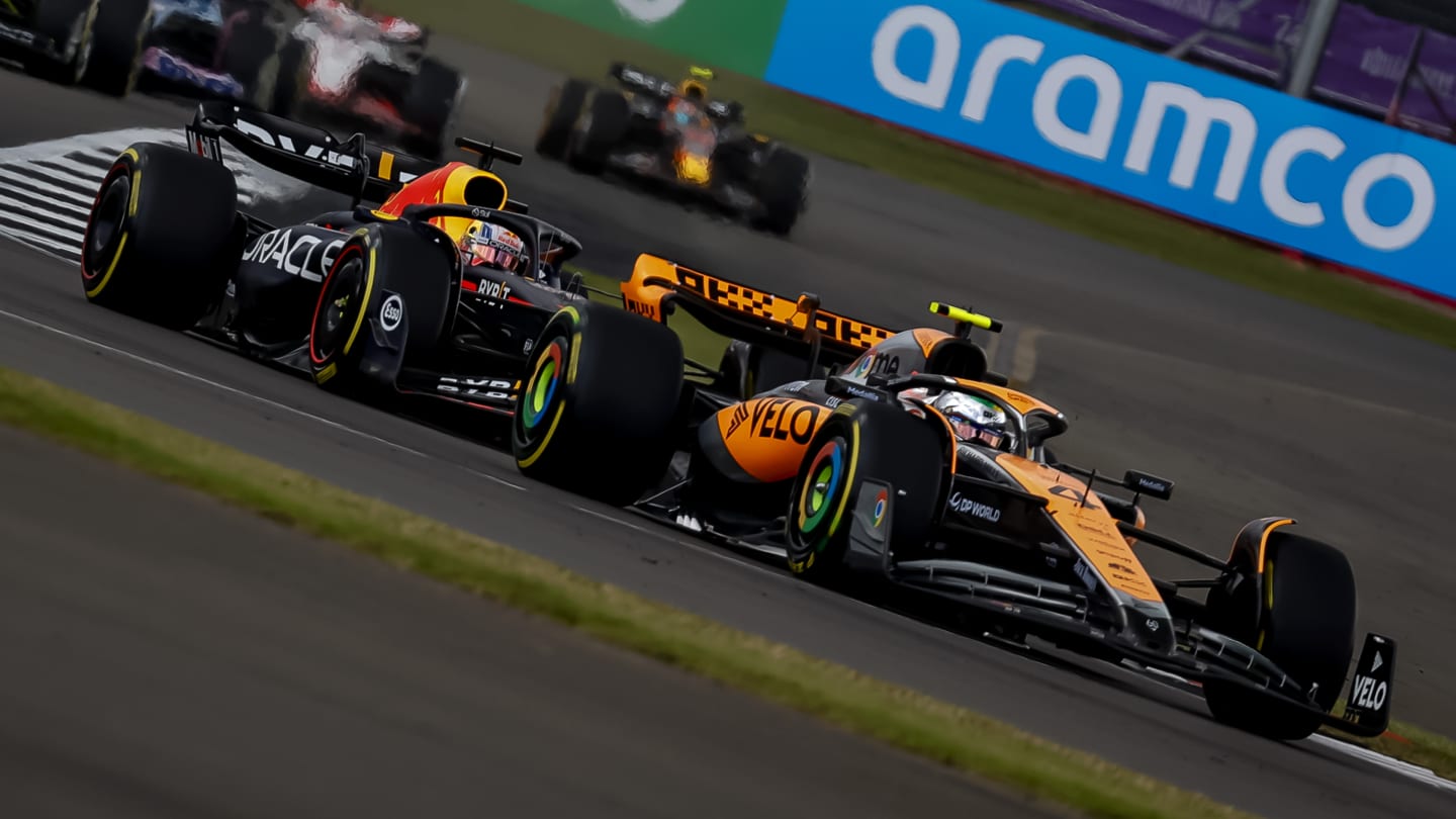 SILVERSTONE - Max Verstappen (Red Bull Racing) and Lando Norris (McLaren) during the start of the