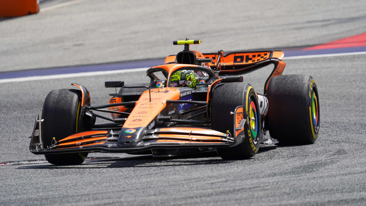 Lando Norris, del Reino Unido, conduce el Mercedes MCL38 del equipo McLaren F1 Team durante la Fórmula 1 de Qatar