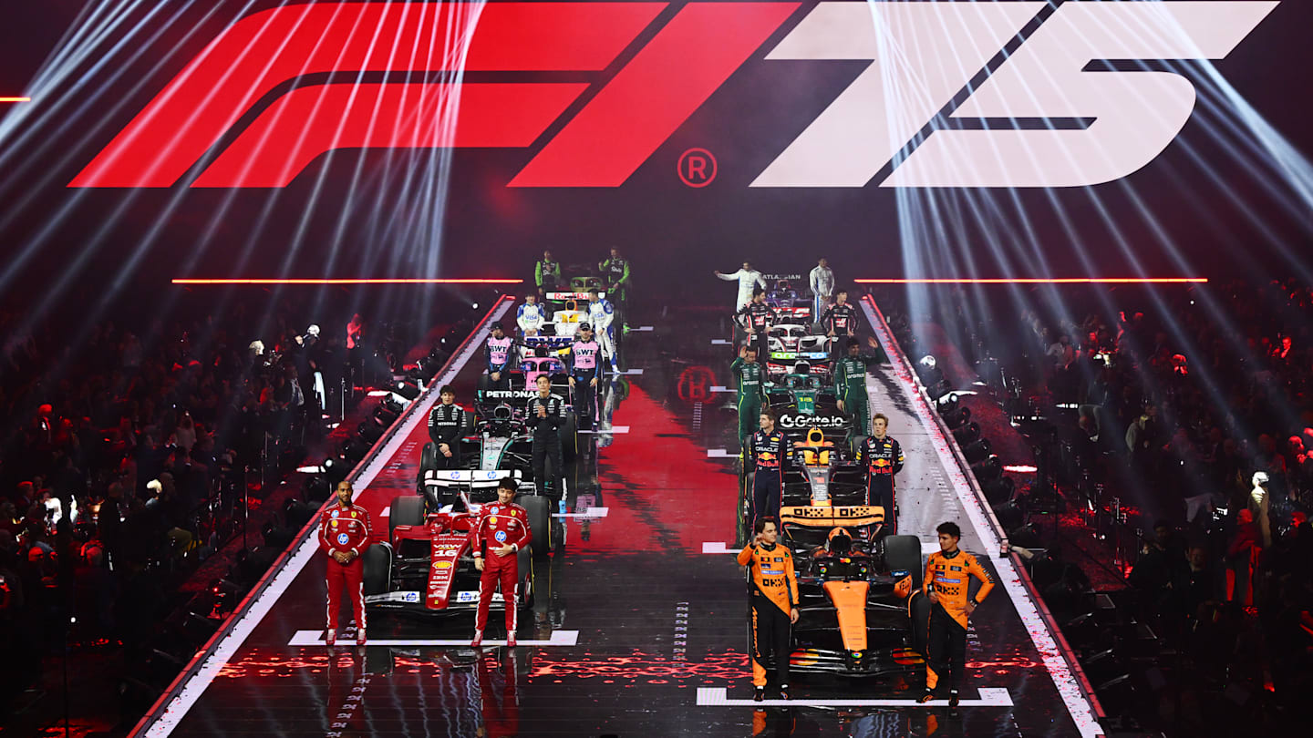 LONDRES, INGLATERRA - 18 DE FEBRERO: Los pilotos de 2025 y sus coches en el escenario durante F1 75 Live at The O2