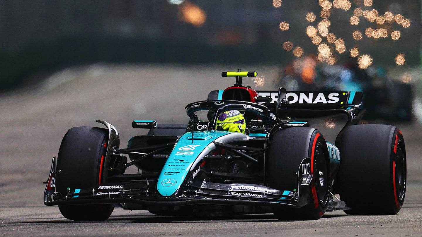 SINGAPUR, SINGAPUR - 22 DE SEPTIEMBRE: Lewis Hamilton de Gran Bretaña conduciendo el (44) Mercedes AMG