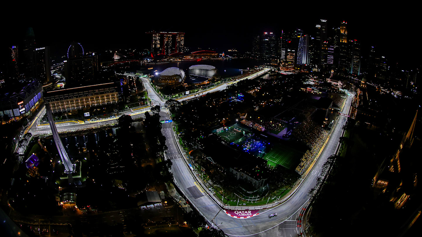 SINGAPUR, SINGAPUR - 20 DE SEPTIEMBRE: Daniel Ricciardo de Australia conduciendo la (3) aplicación Visa Cash RB