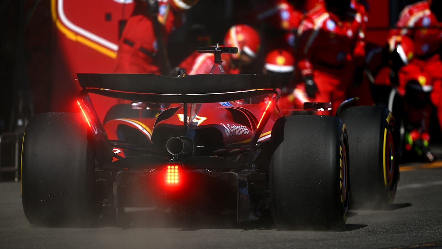 BAKU, AZERBAIYÁN - 15 DE SEPTIEMBRE: Charles Leclerc de Mónaco conduciendo el (16) Ferrari SF-24 hace un