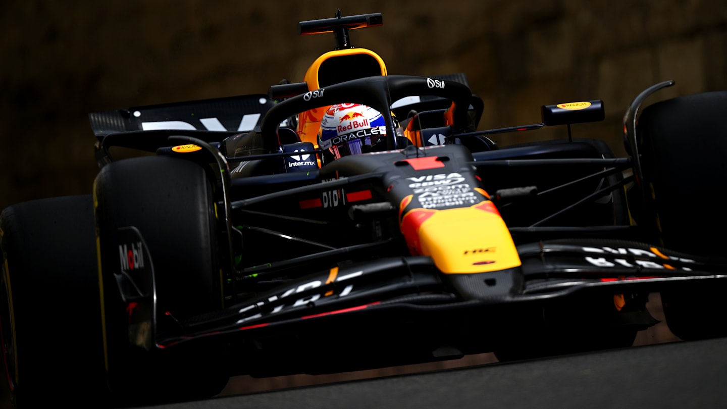 BAKU, AZERBAIYÁN - 13 DE SEPTIEMBRE: Max Verstappen de los Países Bajos al volante del (1) Oracle Red Bull