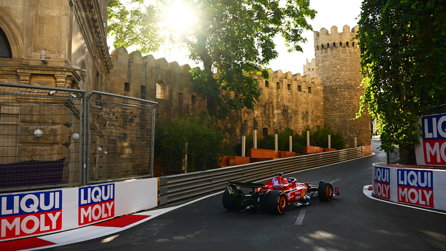 BAKÚ, AZERBAIYÁN - 13 DE SEPTIEMBRE: Charles Leclerc de Mónaco conduciendo el (16) Ferrari SF-24 en la pista