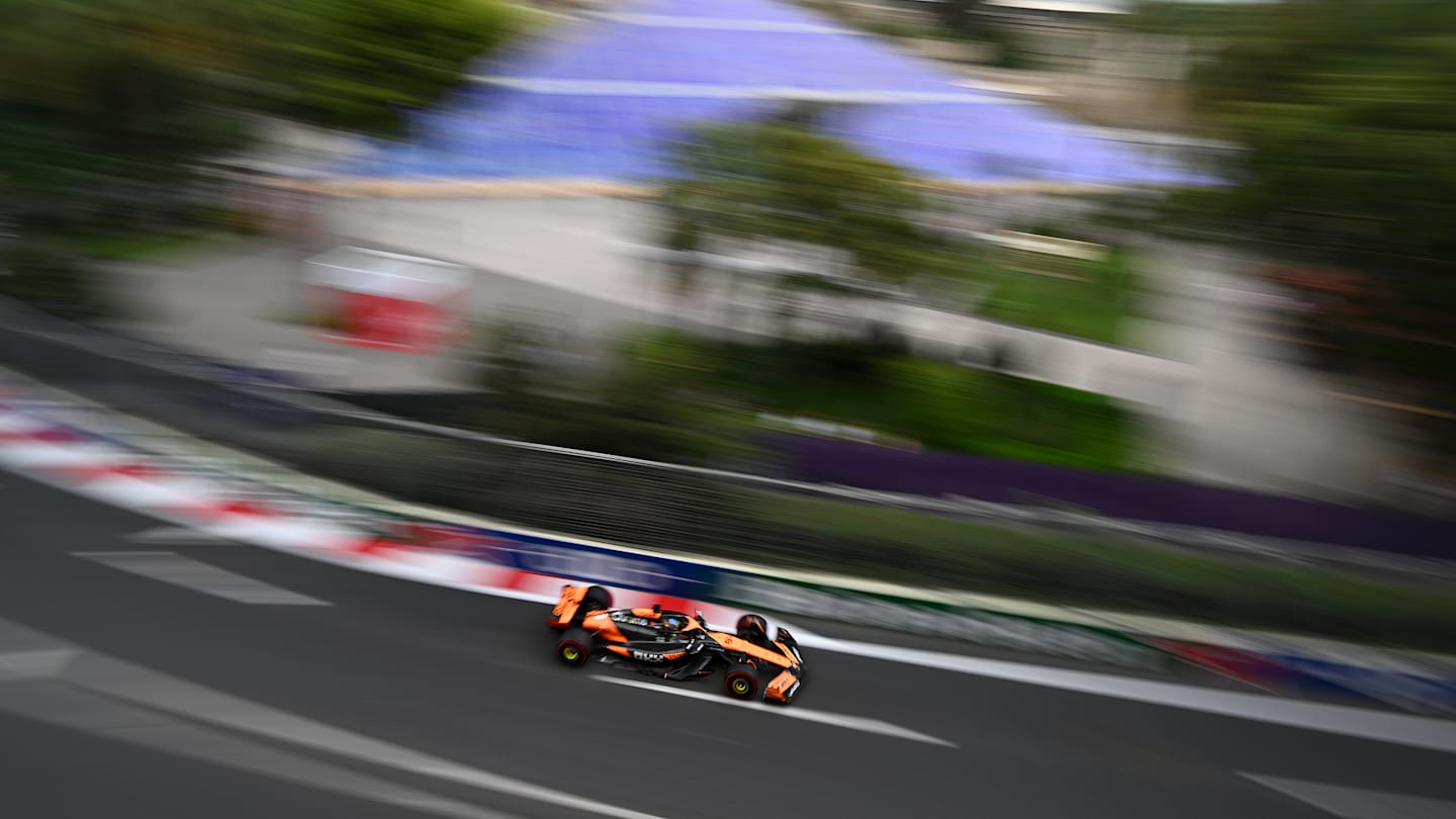 BAKU, AZERBAIYÁN - 14 DE SEPTIEMBRE: Oscar Piastri de Australia al volante del (81) McLaren MCL38 Mercedes