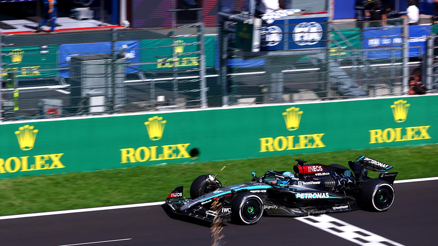 SPA, BÉLGICA - 28 DE JULIO: El ganador de la carrera, George Russell de Gran Bretaña, conduce el (63) Mercedes AMG