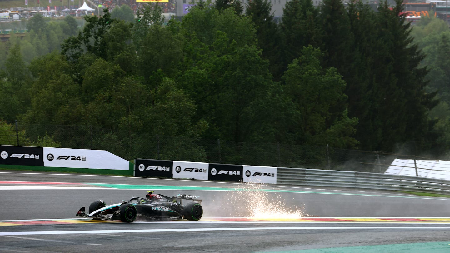 SPA, BÉLGICA - 27 DE JULIO: Lewis Hamilton de Gran Bretaña al volante del (44) Mercedes AMG Petronas F1