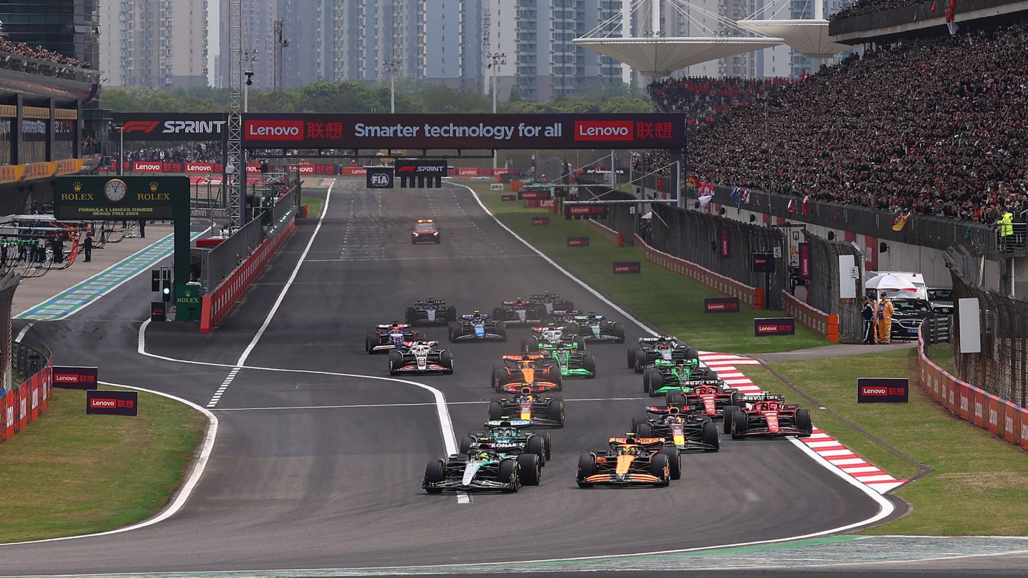 f1 SHANGHAI, CHINA - 20 DE ABRIL: Lewis Hamilton de Gran Bretaña conduciendo el (44) Mercedes AMG Petronas